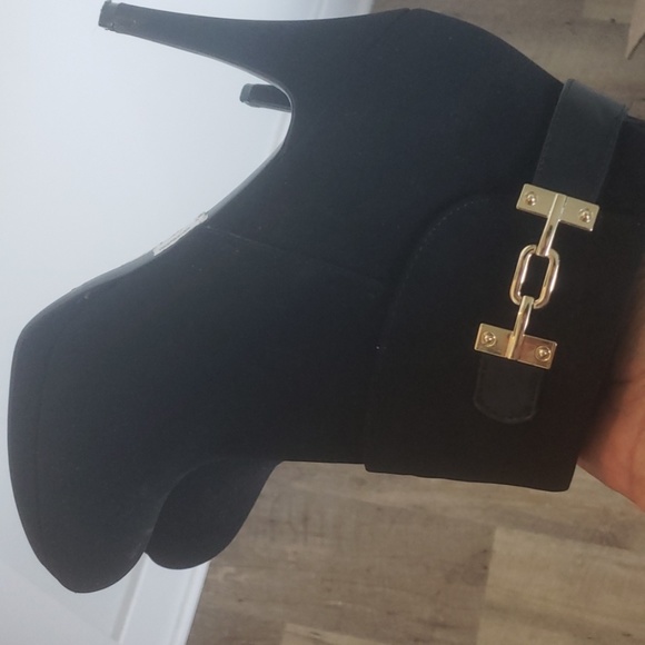 Black high heeled boots - Picture 4 of 4